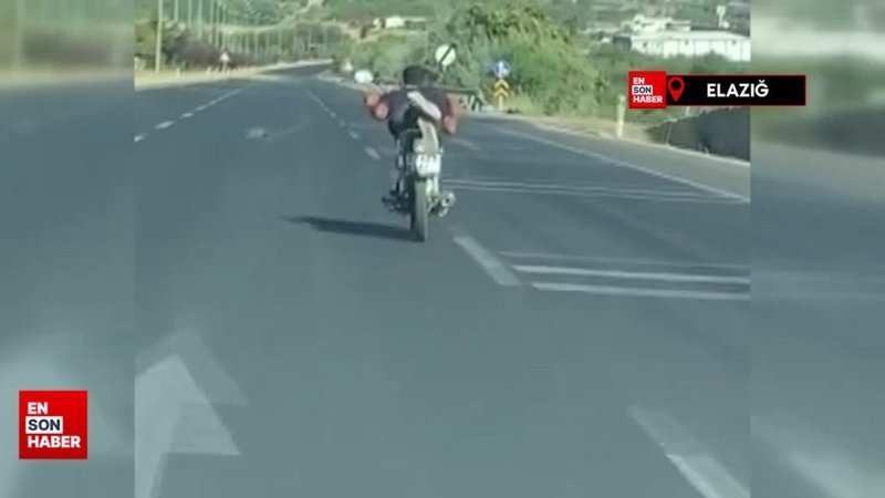 Elazığ'da motosikleti yatarak sürdü