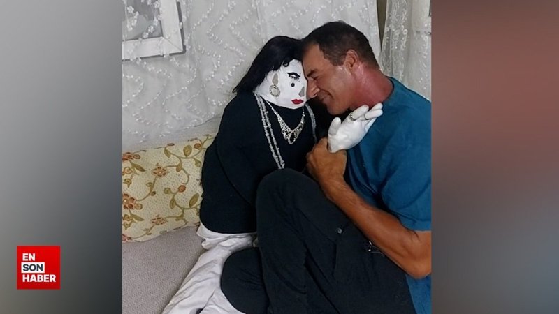 30 yıl önce kaybettiği sevgilisinin kuklasını yaptı