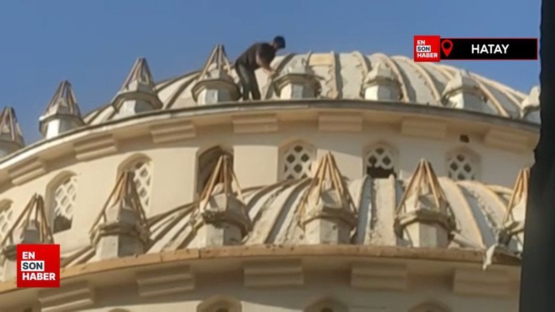 Hatay'da yıkılacak caminin kubbesindeki alüminyum için canlarını hiçe saydılar
