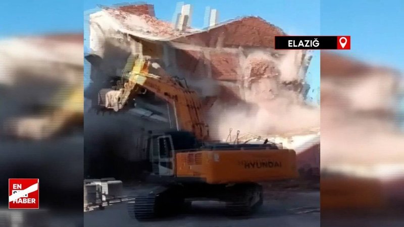 Elazığ'da hasarlı bina, kepçe dokunur dokunmaz yıkıldı: Operatör panikle kaçtı