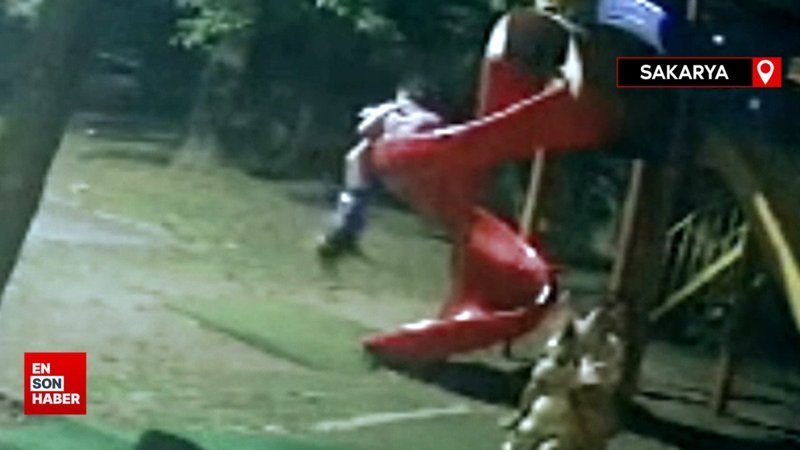 Kaydıraktan düşmek üzere olan çocuğu bir başka çocuk kurtardı