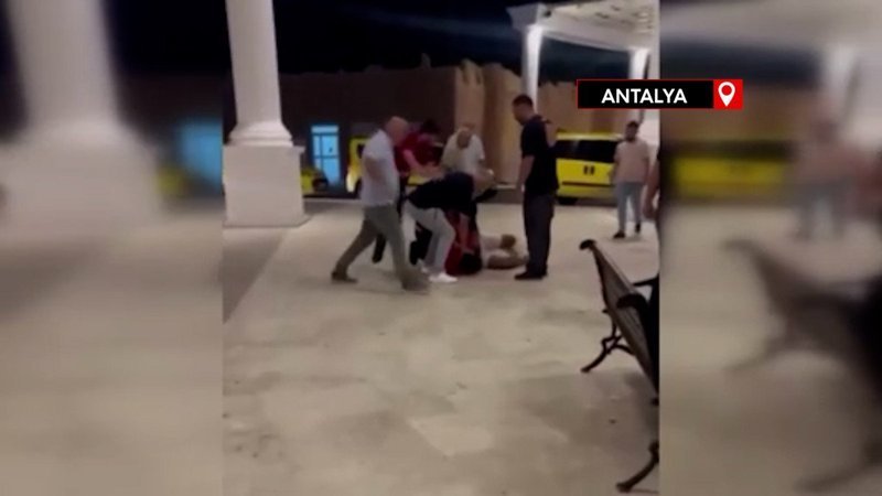 Antalya'da taksicilerin müşteri kavgası: 4 kişi 1 kişiyi dövdü