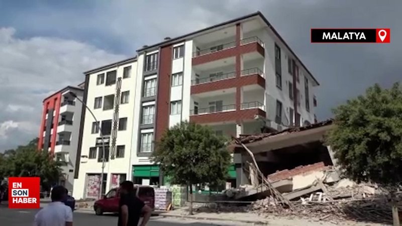 Malatya'da ağır hasarlı bina yıkılırken sağlam binaya hasar verdi