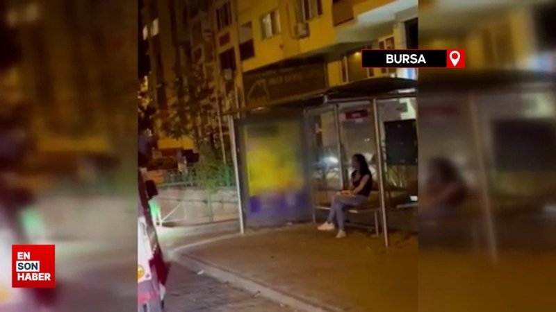 Otobüs durağında bekleyen kişiye yangın tüpü sıktılar