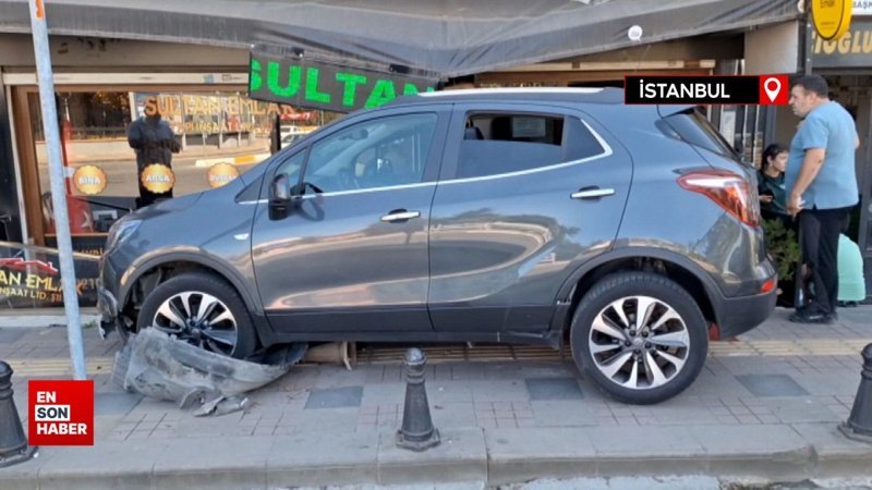 Sultanbeyli'de direksiyon hakimiyetini kaybeden sürücü emlak ofisine girdi