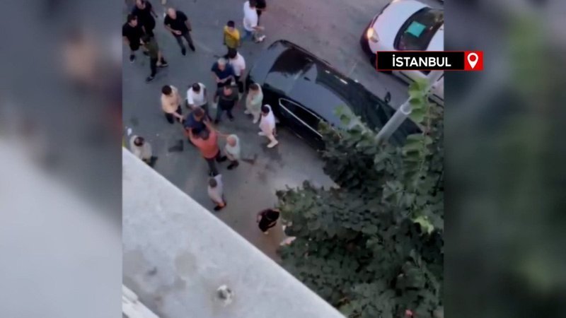 Sultangazi'de kavga ettiği adamın aracının camını yumruklayarak kırdı