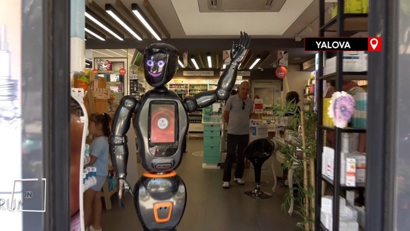 Türkiye’nin ilk yapay zekalı eczane teknisyeni robotu iş başı yaptı