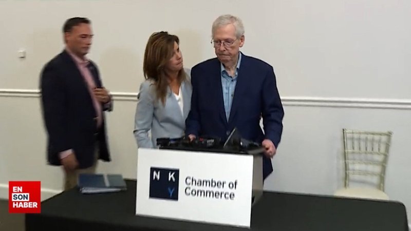 ABD’li senatör McConnell, basın toplantısı sırasında yine dondu kaldı