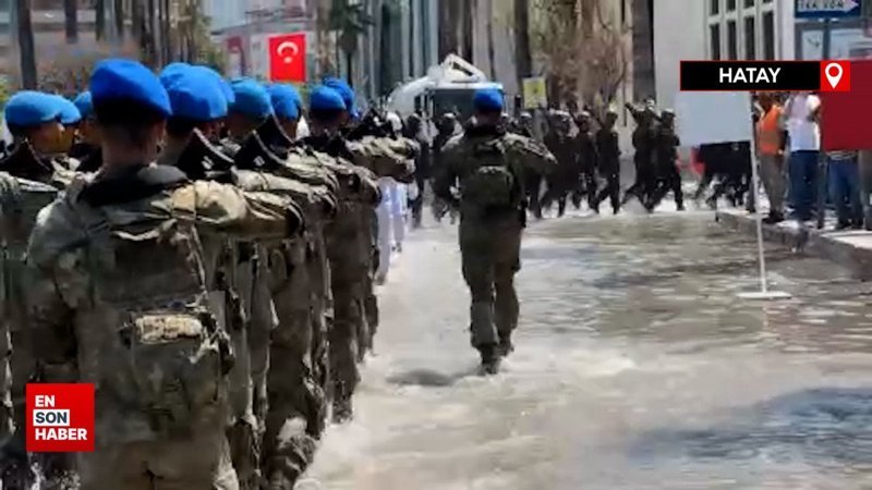 Mehmetçik, Hatay'da olumsuz hava koşullarına rağmen yürüdü