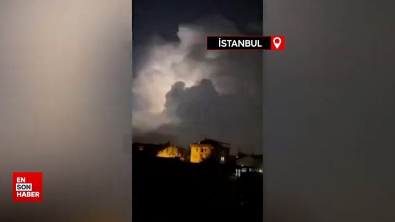 İstanbul'da elektrik fırtınası gökyüzünü aydınlattı