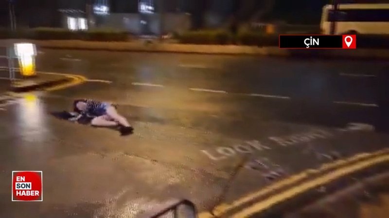 Çin ve Hong Kong'da Saola Tayfunu etkisi: Bir kadını metrelerce savurdu