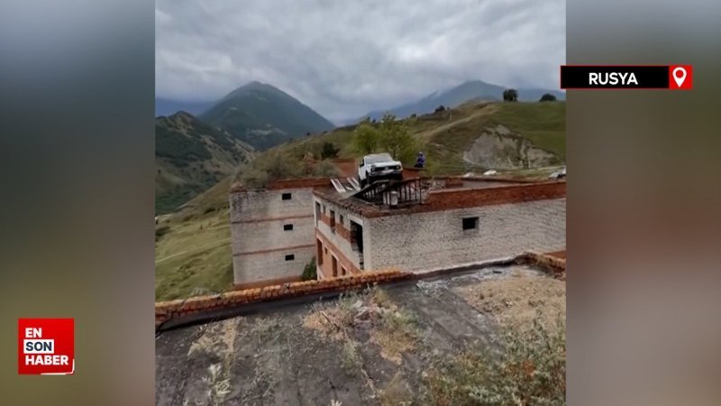 Rusya'da evin çatısından arabasıyla yere çakıldı
