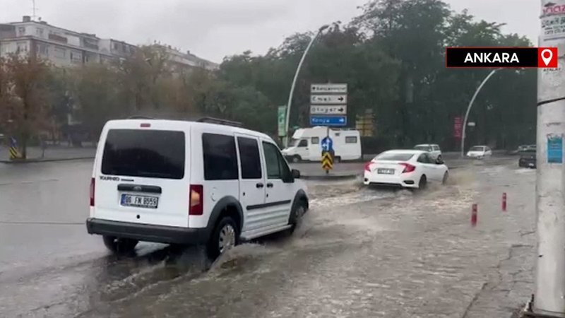 Ankara su altında! Sağanak yağmur cadde ve sokakları göle çevirdi