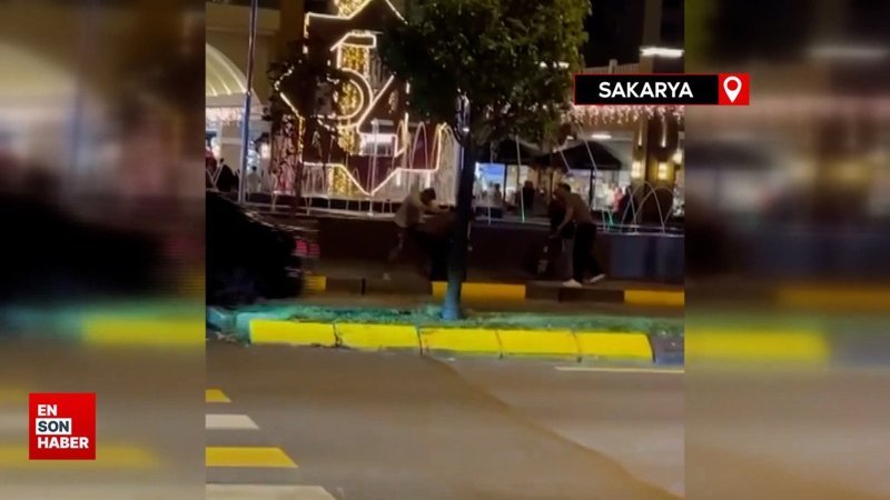 İki grup cadde ortasında birbirine girdi: Sandalyeler havada uçuştu