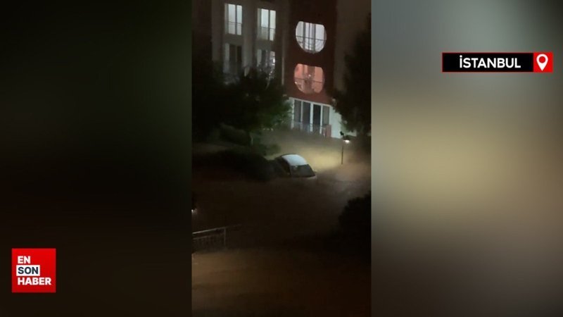İstanbul'da kuvvetli sağanak! Başakşehir'de yollar göle döndü