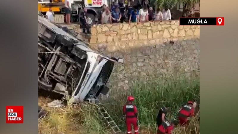 Muğla'da yağmur kazayı da getirdi: Midibüs kayganlaşan yolda devrildi