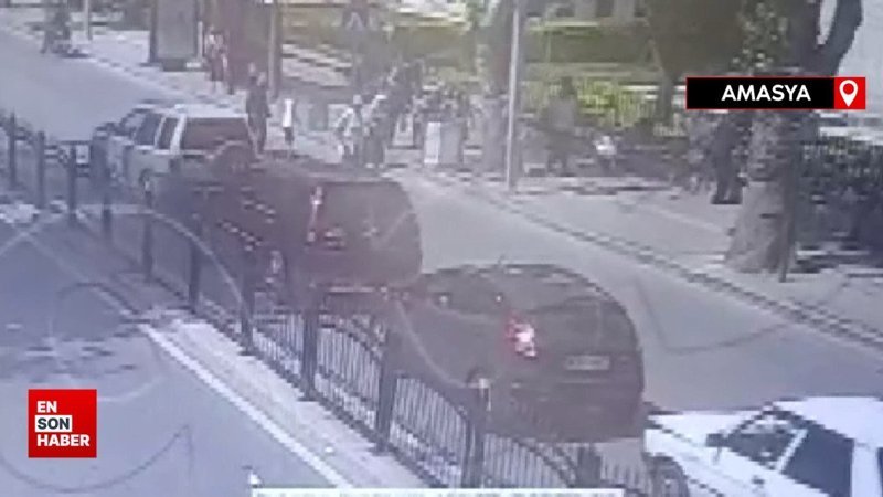 Amasya'da yayaya yol verdi, 3 otomobil birbirine çarptı