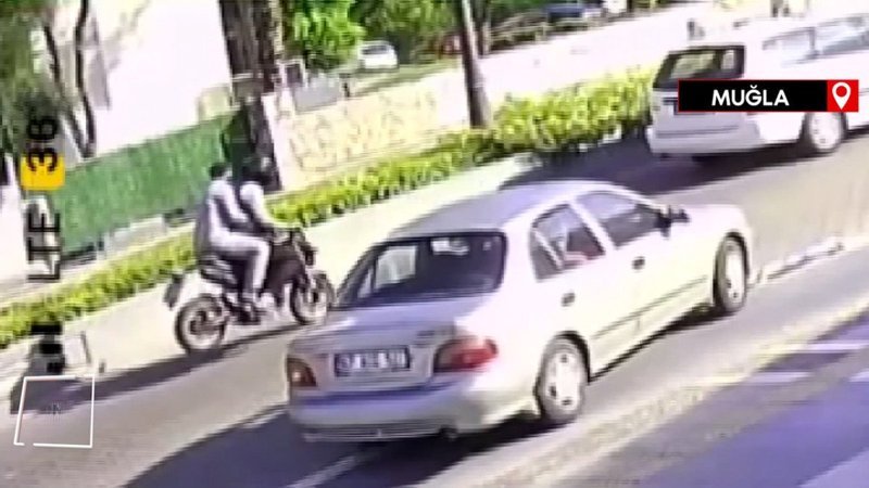 Marmaris'te ani fren yapan motosikletli takla attı