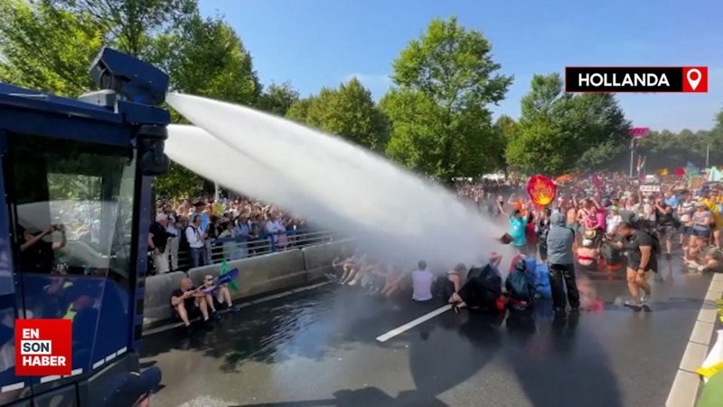 Hollanda'da iklim aktivistlerine tazyikli suyla müdahale