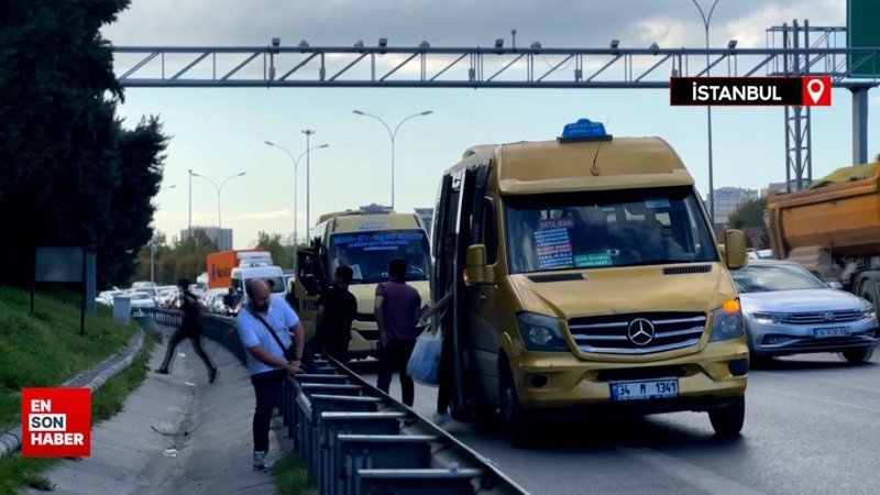 Küçükçekmece'de otobanda yolcu indiren minibüs şoförleri