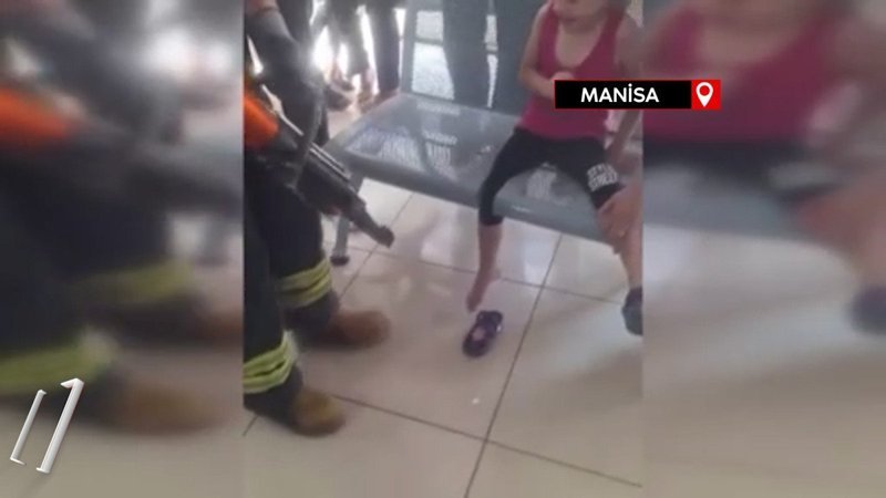 Manisa'da ayağı banka sıkışan çocuğu itfaiye kurtardı
