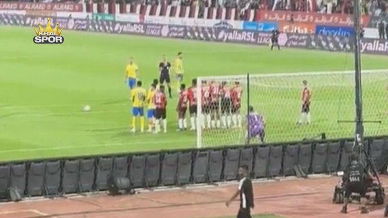 Cristiano Ronaldo'nun frikiği kameramana isabet etti