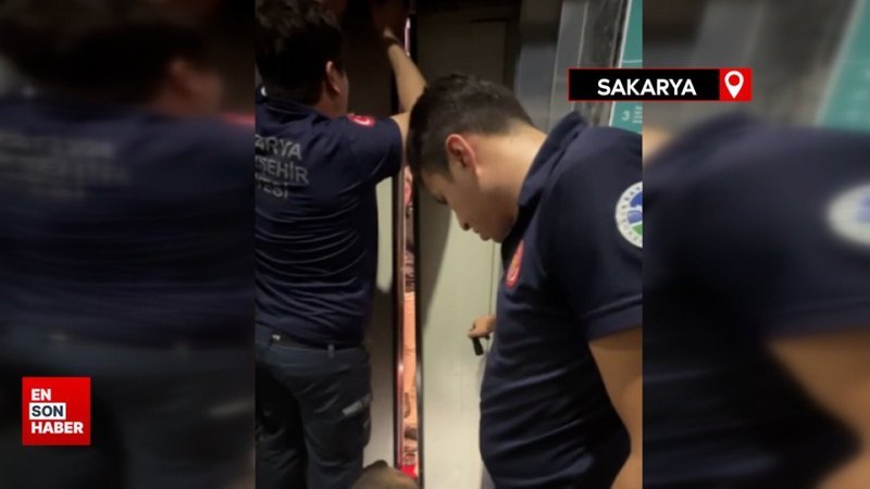 Sakarya'da sağlık ekibi, binanın asansöründe mahsur kaldı