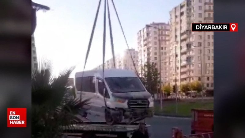 Diyarbakır'da kontrolden çıkan minibüsün pastaneye girdiği an