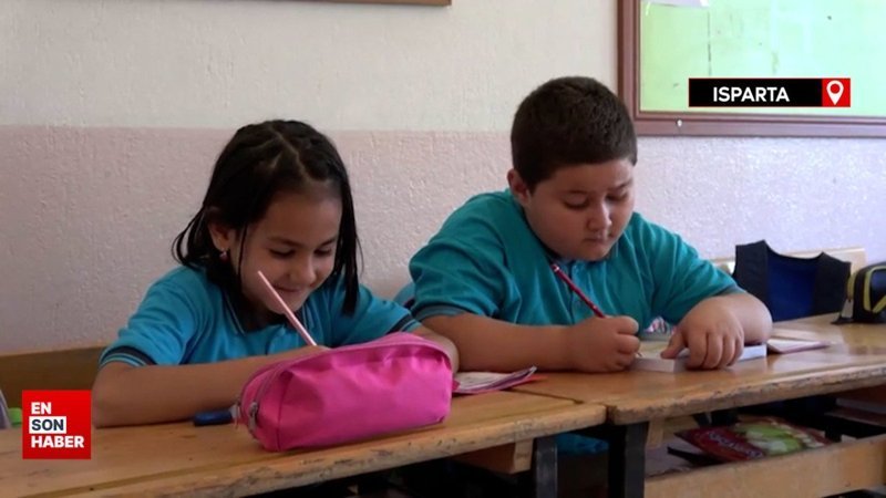 Isparta'da ilkokul öğrencisi dayı-yeğen aynı sınıfta okuyor
