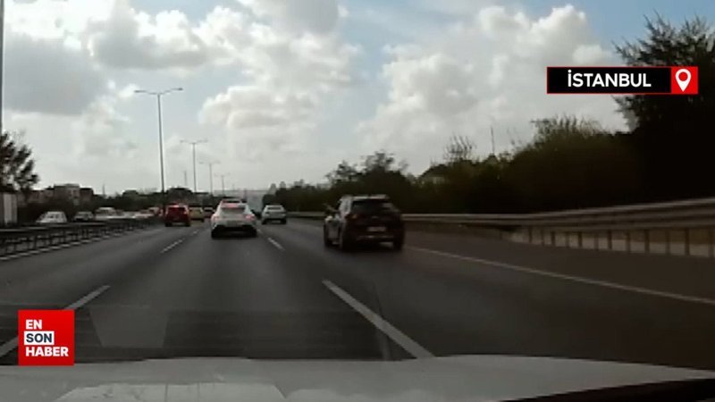 İstanbul'da trafikte yolu paylaşamadılar: Sopayı gösterip tehlikeye yol açtı