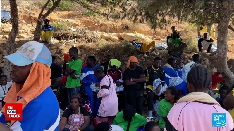 İtalyan adası Lampedusa'ya göçmen akını