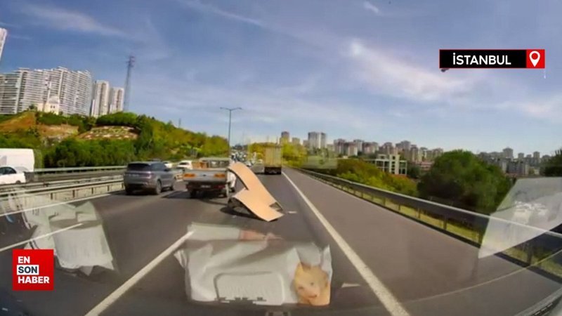 İstanbul trafiğinde tehlikeli anlar: Kamyonet kasasındaki malzemeler yola savruldu