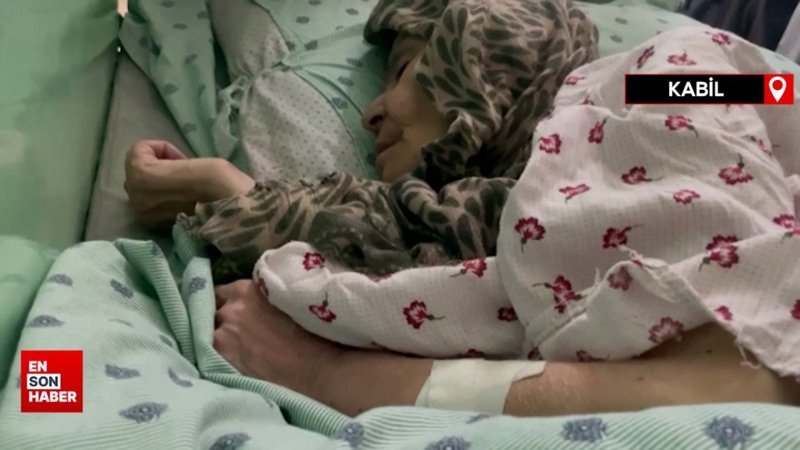 Afganistan'da ailesinin 25 yıldır bir odada hapsettiği kadın kurtarıldı