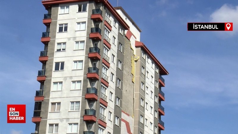 Esenler'de apartmanın dış cephesi çöktü