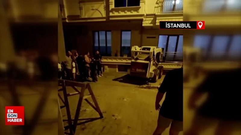 Küçükçekmece’de freni boşalan iş makinesi bir binaya girdi