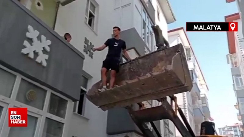 Malatya'da ağır hasarlı binada mahsur kalan çocuk iş makinesiyle kurtarıldı