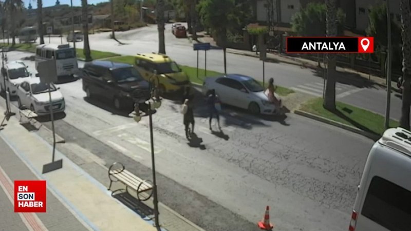 Antalya’da yaya geçidinde 3 araçlı zincirleme kaza