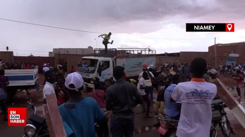Nijer'de halk Fransız askerlerine su taşıyan bir kamyonu boşalttı