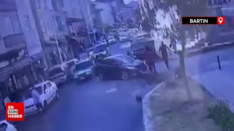 Bartın'da motosiklet ile otomobilin çarpıştığı kaza anı