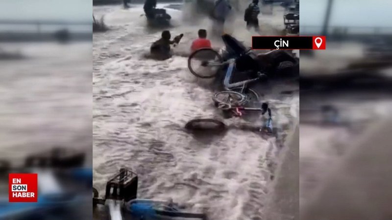 Çin'de fırtına: Turistler dev dalgaların arasında kaldı