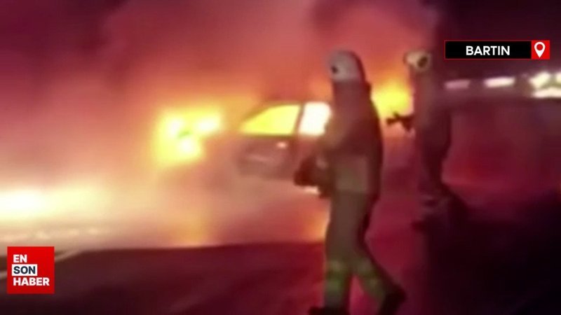 Bartın'da kamyonet ile çarpışan otomobil alev aldı