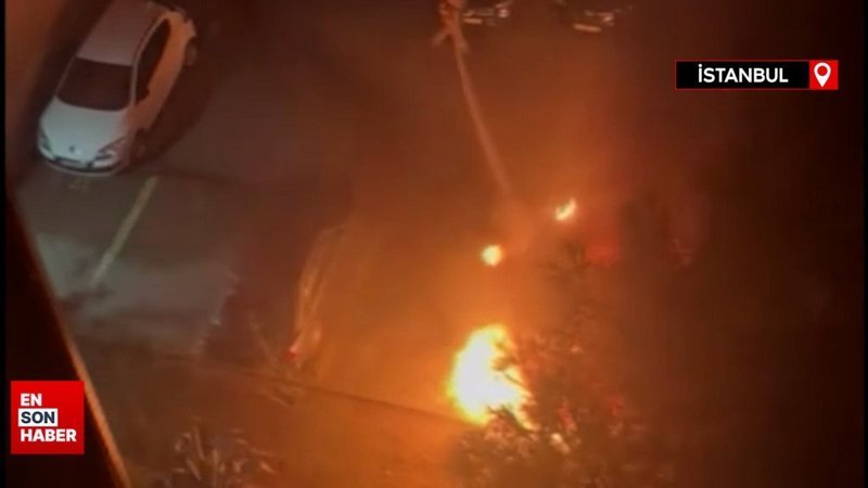 Kadıköy’de bir otoparkta bulunan 3 araç alev alev yandı