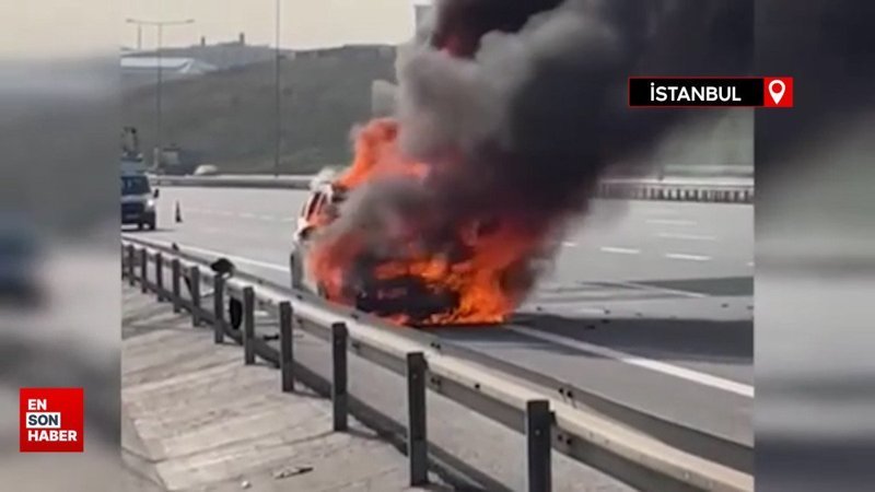 Sultangazi'de alevlere teslim olan otomobilden son anda kurtuldular