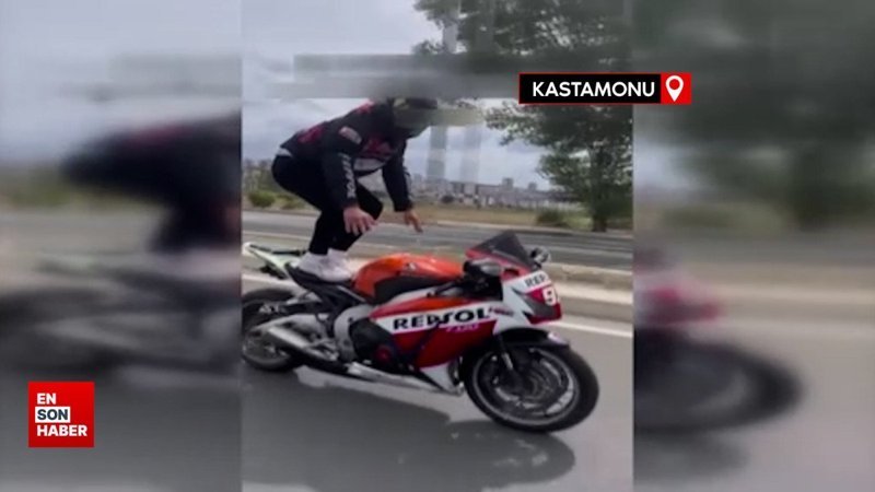 Kastamonu’da motosiklet seyir halindeyken tehlikeli hareketler:Elini bırakıp üstüne çıktı