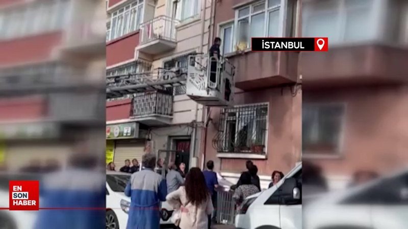 İstanbul'da babası uyurken pencereye oturan çocuğu itfaiye kurtardı