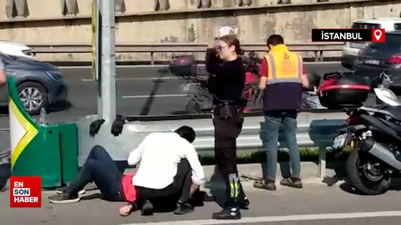 Kadın trafik polisi, kazada yaralanan motosikletlinin yanından ayrılmadı