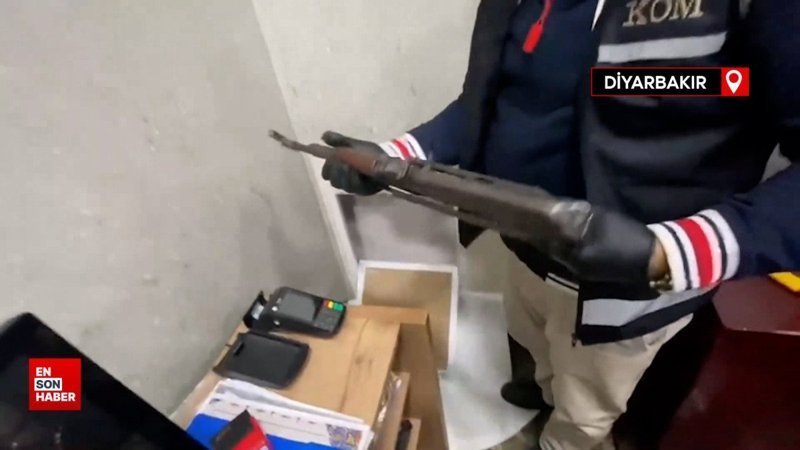 Diyarbakır'da gece kulübünde gizli bölgeden uzun namlulu silah çıktı
