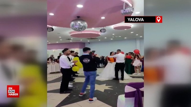 Gelinliğin üzerine giydiği Galatasaray formasıyla salona geldi