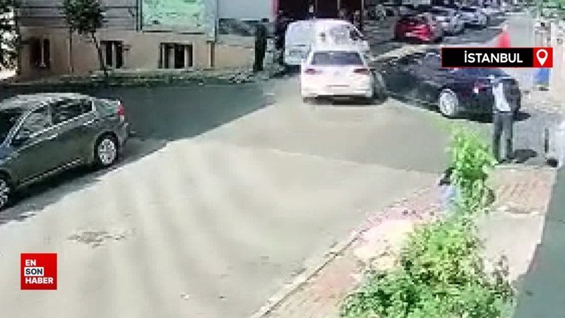 Sultangazi'de iki otomobil arasında kalmaktan son anda kurtuldu