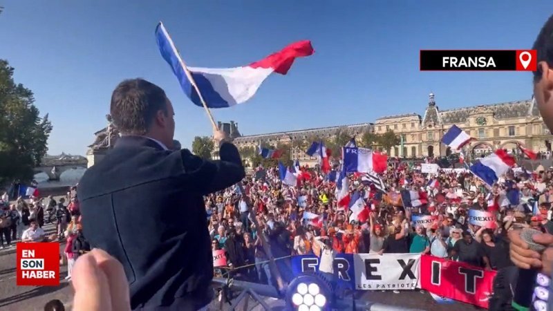 Paris'te Frexit sloganları: AB bayrağını yırttılar